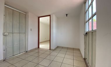 Venta Casa muy amplia, de gran terreno un jardin muy grande y arbolado en Hda. Ojo de Agua ideal para inversionistas o desarrolladores.