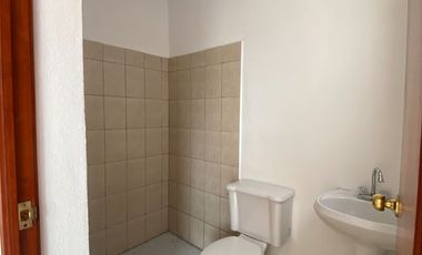 Venta Casa muy amplia, de gran terreno un jardin muy grande y arbolado en Hda. Ojo de Agua ideal para inversionistas o desarrolladores.