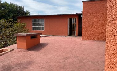 Venta Casa muy amplia, de gran terreno un jardin muy grande y arbolado en Hda. Ojo de Agua ideal para inversionistas o desarrolladores.