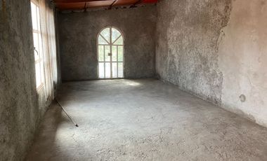 Venta Casa muy amplia, de gran terreno un jardin muy grande y arbolado en Hda. Ojo de Agua ideal para inversionistas o desarrolladores.