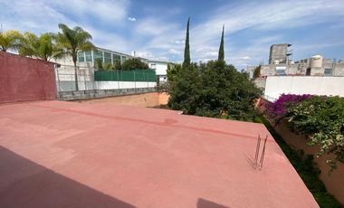 Venta Casa muy amplia, de gran terreno un jardin muy grande y arbolado en Hda. Ojo de Agua ideal para inversionistas o desarrolladores.