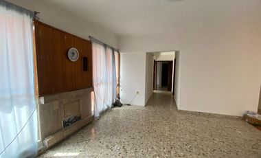 Venta Casa muy amplia, de gran terreno un jardin muy grande y arbolado en Hda. Ojo de Agua ideal para inversionistas o desarrolladores.