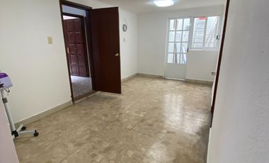 Venta Casa muy amplia, de gran terreno un jardin muy grande y arbolado en Hda. Ojo de Agua ideal para inversionistas o desarrolladores.