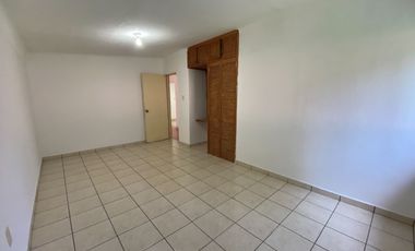 Venta Casa muy amplia, de gran terreno un jardin muy grande y arbolado en Hda. Ojo de Agua ideal para inversionistas o desarrolladores.