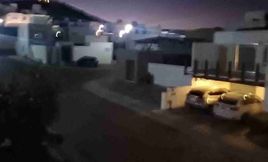 Da Vinci cumbres del Lago Juriquilla Preciosa casa en renta en condominio cotizado (casas diferentes diseño) 3 recamaras principal vestidor grande, 3 baños, sala de tv, sala comedor amplios con vista al jardín, cto. servicio y lavado, garage 3 autos,  vigilancia. 24 horas, salón usos múltiples, áreas verdes