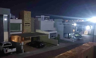 Da Vinci cumbres del Lago Juriquilla Preciosa casa en renta en condominio cotizado (casas diferentes diseño) 3 recamaras principal vestidor grande, 3 baños, sala de tv, sala comedor amplios con vista al jardín, cto. servicio y lavado, garage 3 autos,  vigilancia. 24 horas, salón usos múltiples, áreas verdes