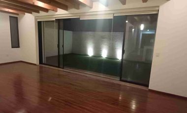 Da Vinci cumbres del Lago Juriquilla Preciosa casa en renta en condominio cotizado (casas diferentes diseño) 3 recamaras principal vestidor grande, 3 baños, sala de tv, sala comedor amplios con vista al jardín, cto. servicio y lavado, garage 3 autos,  vigilancia. 24 horas, salón usos múltiples, áreas verdes