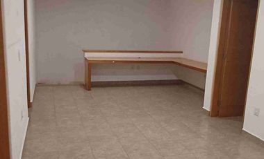 Da Vinci cumbres del Lago Juriquilla Preciosa casa en renta en condominio cotizado (casas diferentes diseño) 3 recamaras principal vestidor grande, 3 baños, sala de tv, sala comedor amplios con vista al jardín, cto. servicio y lavado, garage 3 autos,  vigilancia. 24 horas, salón usos múltiples, áreas verdes