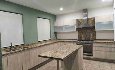 Da Vinci cumbres del Lago Juriquilla Preciosa casa en renta en condominio cotizado (casas diferentes diseño) 3 recamaras principal vestidor grande, 3 baños, sala de tv, sala comedor amplios con vista al jardín, cto. servicio y lavado, garage 3 autos,  vigilancia. 24 horas, salón usos múltiples, áreas verdes