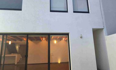 Da Vinci cumbres del Lago Juriquilla Preciosa casa en renta en condominio cotizado (casas diferentes diseño) 3 recamaras principal vestidor grande, 3 baños, sala de tv, sala comedor amplios con vista al jardín, cto. servicio y lavado, garage 3 autos,  vigilancia. 24 horas, salón usos múltiples, áreas verdes