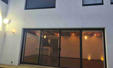 Da Vinci cumbres del Lago Juriquilla Preciosa casa en renta en condominio cotizado (casas diferentes diseño) 3 recamaras principal vestidor grande, 3 baños, sala de tv, sala comedor amplios con vista al jardín, cto. servicio y lavado, garage 3 autos,  vigilancia. 24 horas, salón usos múltiples, áreas verdes