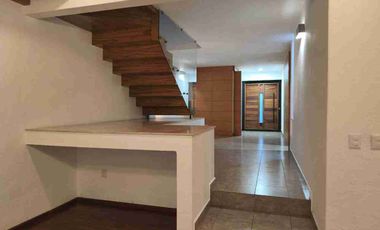 Da Vinci cumbres del Lago Juriquilla Preciosa casa en renta en condominio cotizado (casas diferentes diseño) 3 recamaras principal vestidor grande, 3 baños, sala de tv, sala comedor amplios con vista al jardín, cto. servicio y lavado, garage 3 autos,  vigilancia. 24 horas, salón usos múltiples, áreas verdes