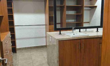 Da Vinci cumbres del Lago Juriquilla Preciosa casa en renta en condominio cotizado (casas diferentes diseño) 3 recamaras principal vestidor grande, 3 baños, sala de tv, sala comedor amplios con vista al jardín, cto. servicio y lavado, garage 3 autos,  vigilancia. 24 horas, salón usos múltiples, áreas verdes