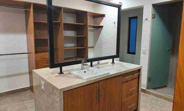 Da Vinci cumbres del Lago Juriquilla Preciosa casa en renta en condominio cotizado (casas diferentes diseño) 3 recamaras principal vestidor grande, 3 baños, sala de tv, sala comedor amplios con vista al jardín, cto. servicio y lavado, garage 3 autos,  vigilancia. 24 horas, salón usos múltiples, áreas verdes