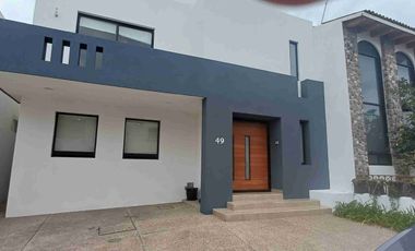 Da Vinci cumbres del Lago Juriquilla Preciosa casa en renta en condominio cotizado (casas diferentes diseño) 3 recamaras principal vestidor grande, 3 baños, sala de tv, sala comedor amplios con vista al jardín, cto. servicio y lavado, garage 3 autos,  vigilancia. 24 horas, salón usos múltiples, áreas verdes