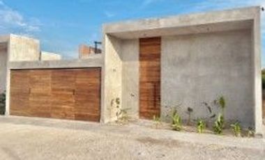 CASA de una planta. AMUEBLADA y con piscina