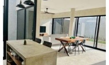 CASA de una planta. AMUEBLADA y con piscina