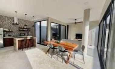 CASA de una planta. AMUEBLADA y con piscina