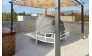 CASA de una planta. AMUEBLADA y con piscina