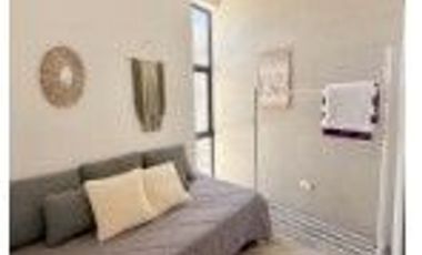 CASA de una planta. AMUEBLADA y con piscina