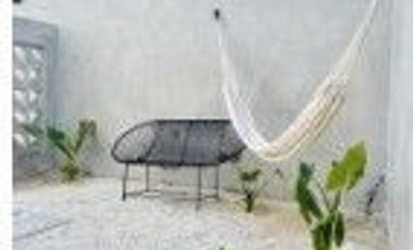 CASA de una planta. AMUEBLADA y con piscina