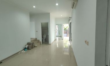Disewakan Rumah Modern 2 Lantai dengan Nuansa Asri di Tebet Timur Dalam, Tebet, Jakarta Selatan.