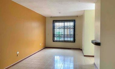 Eb Manta se vende casa de 3 dormitiorios. Sector Norte -  Urbanización Puerto Sol