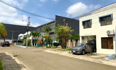 Eb Manta se vende casa de 3 dormitiorios. Sector Norte -  Urbanización Puerto Sol