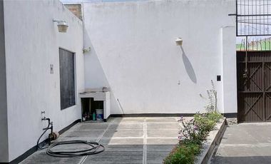 BODEGA DE 350m2 EN RENTA EN LA COLONIA LAS PINTITAS A 700 METROS DE LA CARRETERA A CHAPALA CERCA DEL AEROPUERTO