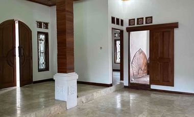 Rumah Classic tanah luas Siap Huni di tengah kota Sumedang