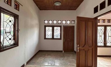 Rumah Classic tanah luas Siap Huni di tengah kota Sumedang