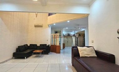 Strategis Disewakan Rumah 2 Lantai Furnished Bagus Dgn Luas Bangunan 330M2 Akses Dekat ITC Mall Mangga DUa, Gunung Sahari & Kota Tua Rumah di Kartini