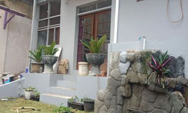 Dijual Rumah strategis di jalan raya sarijadi cocok untuk usaha