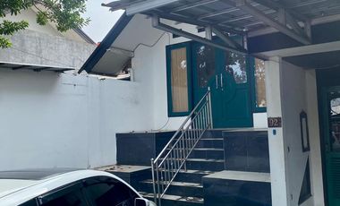 Dijual Rumah strategis di jalan raya sarijadi cocok untuk usaha