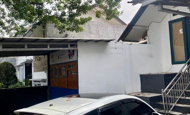 Dijual Rumah strategis di jalan raya sarijadi cocok untuk usaha