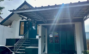 Dijual Rumah strategis di jalan raya sarijadi cocok untuk usaha