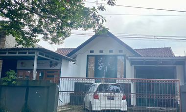Dijual Rumah strategis di jalan raya sarijadi cocok untuk usaha