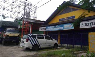 Dijual Ruko atau Showroom, Lokasi Strategis di Pinggir Jalan Raya Solo Karanganyar. Samping SPBU. Cocok untuk variasi mobil, 
audio mobil, bengkel, kuliner, kantor, dll,