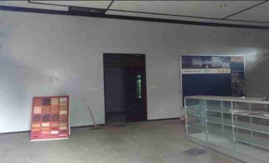 Dijual Ruko atau Showroom, Lokasi Strategis di Pinggir Jalan Raya Solo Karanganyar. Samping SPBU. Cocok untuk variasi mobil, 
audio mobil, bengkel, kuliner, kantor, dll,