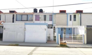 Casa En Venta En Valle De Los Pinos, Sta Monica, 3 Rec, 2.5 Baños, 1 Auto, Calle Cerrada