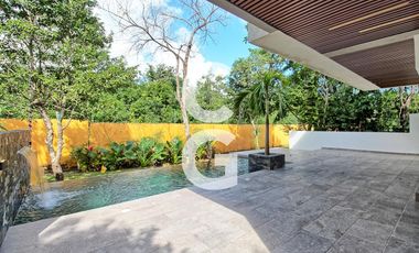 Casa en Venta en Cancun en Residencial Lagos del Sol con Alberca y Terraza Amplia