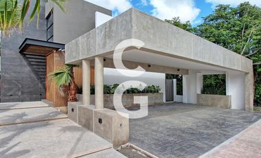Casa en Venta en Cancun en Residencial Lagos del Sol con Alberca y Terraza Amplia