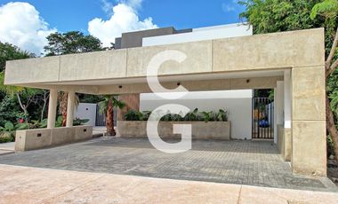 Casa en Venta en Cancun en Residencial Lagos del Sol con Alberca y Terraza Amplia
