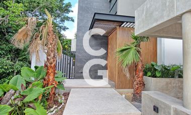 Casa en Venta en Cancun en Residencial Lagos del Sol con Alberca y Terraza Amplia