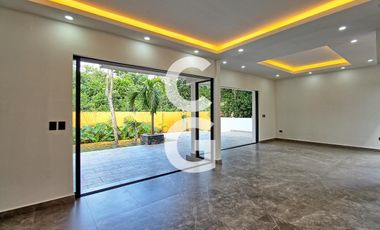 Casa en Venta en Cancun en Residencial Lagos del Sol con Alberca y Terraza Amplia