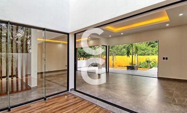 Casa en Venta en Cancun en Residencial Lagos del Sol con Alberca y Terraza Amplia