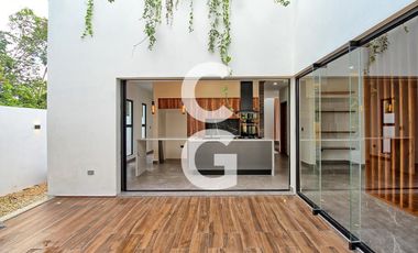 Casa en Venta en Cancun en Residencial Lagos del Sol con Alberca y Terraza Amplia