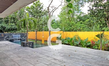 Casa en Venta en Cancun en Residencial Lagos del Sol con Alberca y Terraza Amplia