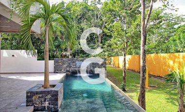 Casa en Venta en Cancun en Residencial Lagos del Sol con Alberca y Terraza Amplia