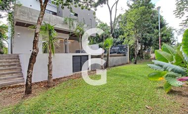 Casa en Venta en Cancun en Residencial Lagos del Sol con Alberca y Terraza Amplia